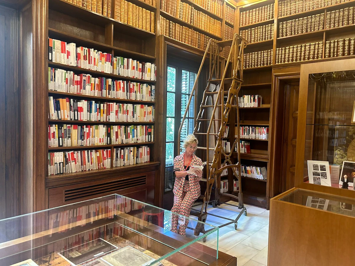 Yvonne Aguirre en el despacho